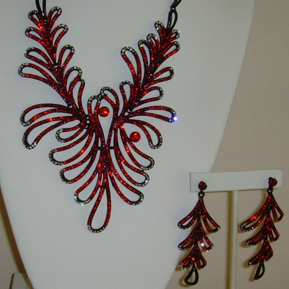 Rhinestone and Black Japanned Necklace and Earring - Picture 16 of 16